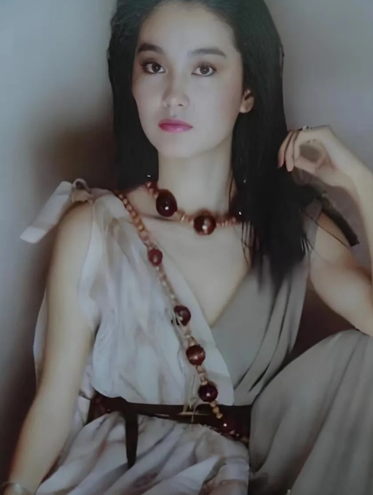 我小时候很不理解为什么都说林青霞是大美女，后来发现人家颜值巅峰的时候我还没出生