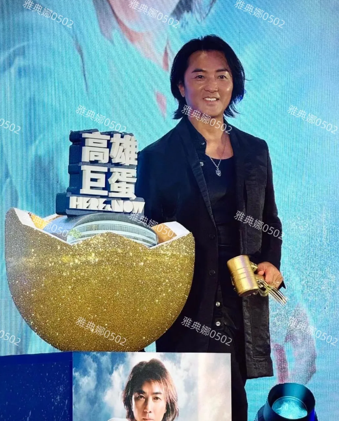 郑伊健记者会生图，56岁的他脸和身材都发福了不少，小时候觉得他的长发好酷好帅，现