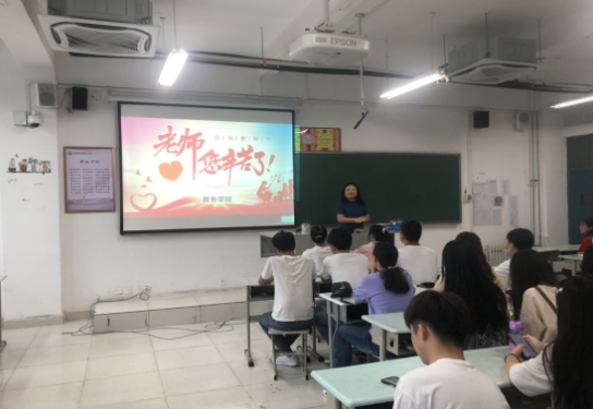 没有当过老师的人总觉得老师工作轻松，待遇也高，而且还有塞暑假。其实这样的人是不了