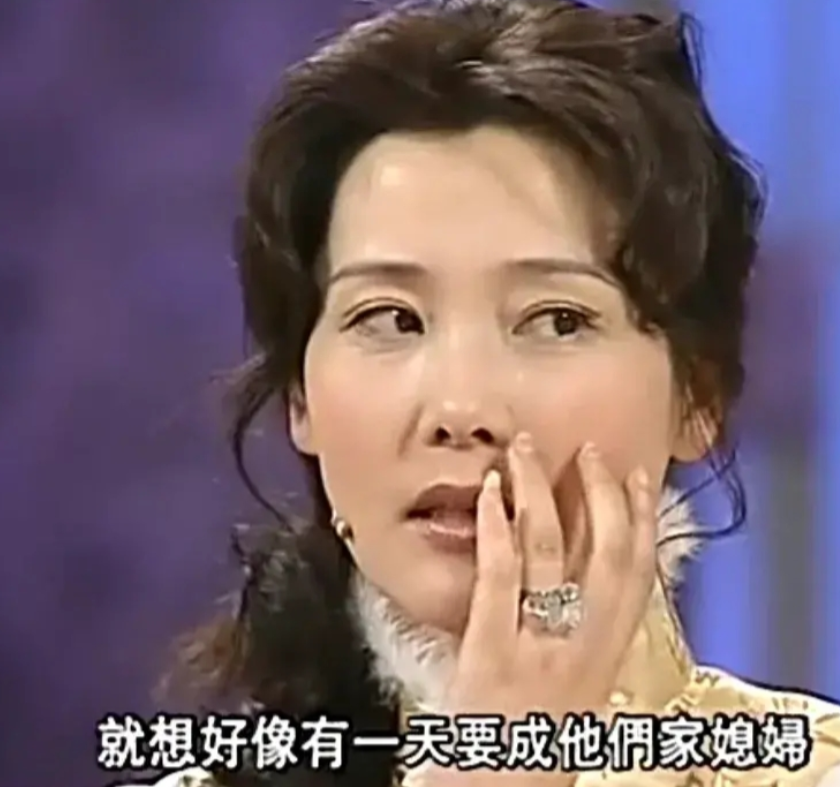1983年，20岁的何赛飞去老师家吃饺子，看到相片中老师的4个儿子，突然感觉会嫁