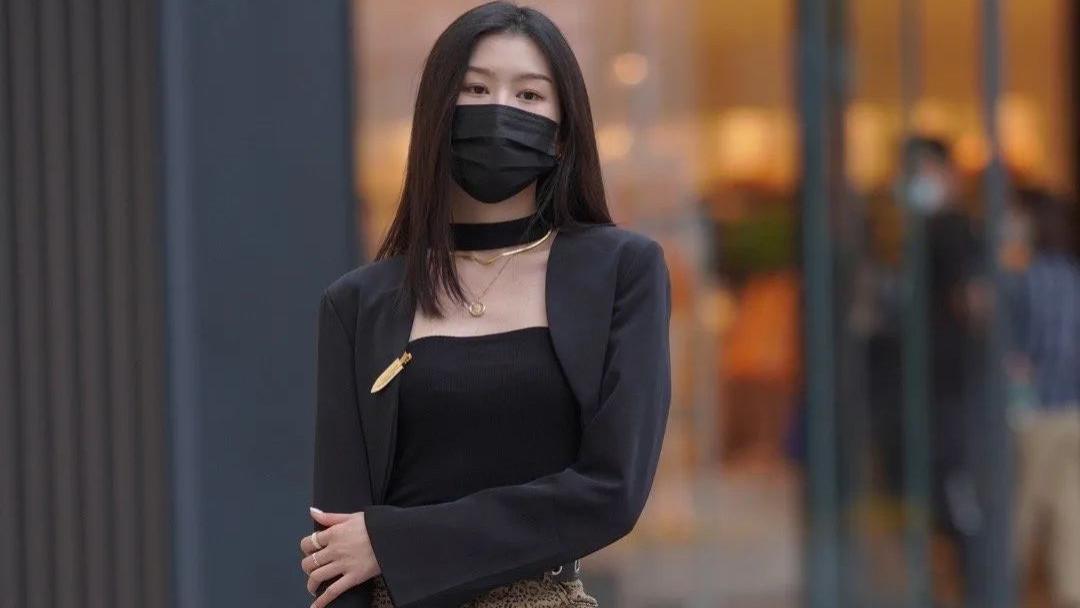 街拍美女：充满了街头感与现代感的穿搭