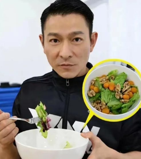 王晶曾感慨道，刘德华的生活方式常人难以企及。看看刘天王的日常饮食，大多是素食，肉