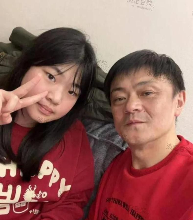 看到高亮和女儿的合影，网友们彻底哭了！

照片里的小姑娘扎着丸子头，紧紧依偎着爸