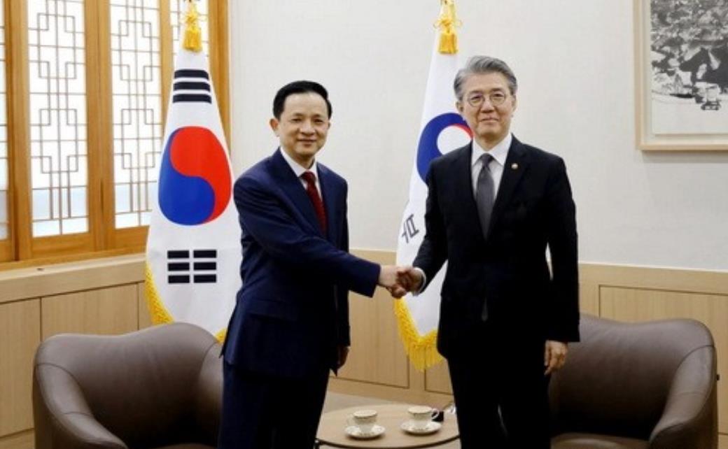 韩国抓捕总统内斗加剧，中国紧急作出表态。

我驻韩使馆对外发表声明称，紧急提醒在