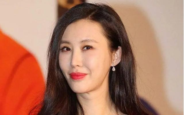 “我有一个3岁小孩，不是私生的，是婚配的。”王石在一次活动首次公开了自己和田朴珺