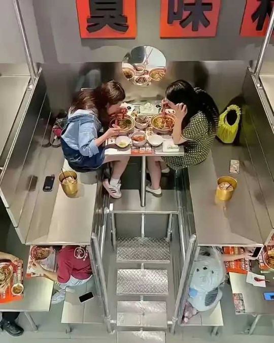 没有愿意坐底下吃的吧