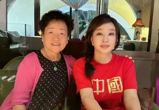 刘晓庆昔日初中同学聚会旧照近日在网络疯传！74岁的她一身年轻装扮，肌肤紧致，笑容
