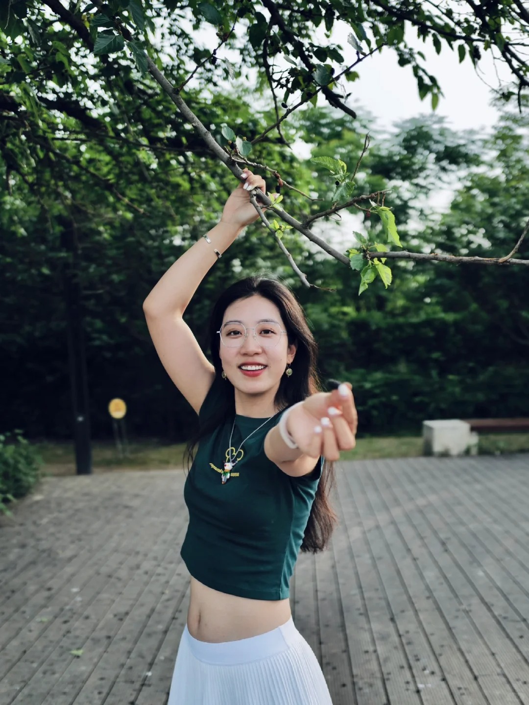 雨过天晴，下班太早，去绿道逛逛。
你们猜我上树做什么？（说我当猴子的拉黑警告！）