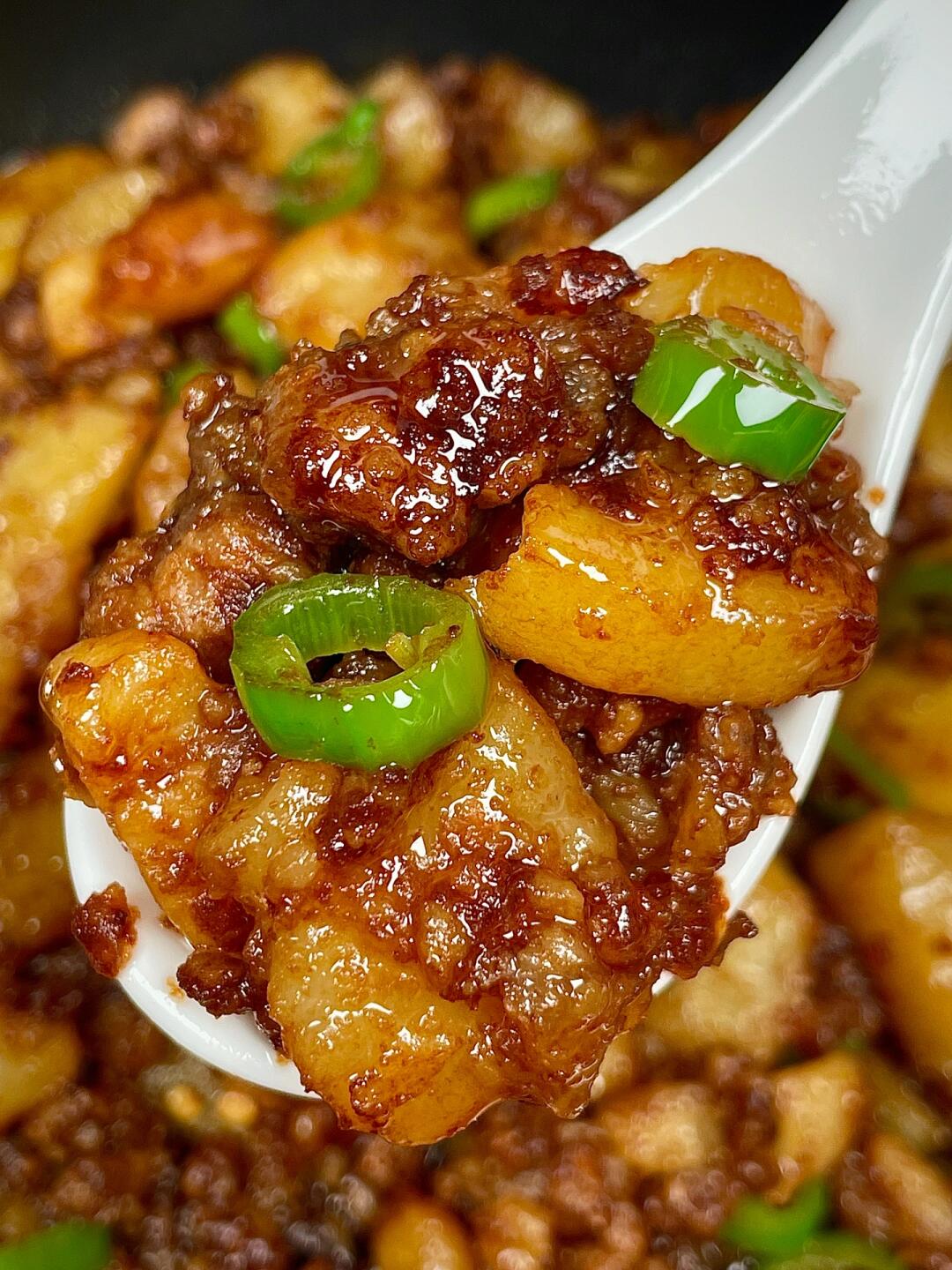 家人们！谁懂啊！肉末土豆炒青椒泰香了叭～
肉末焦香入味，土豆焦香软糯，加上线椒还