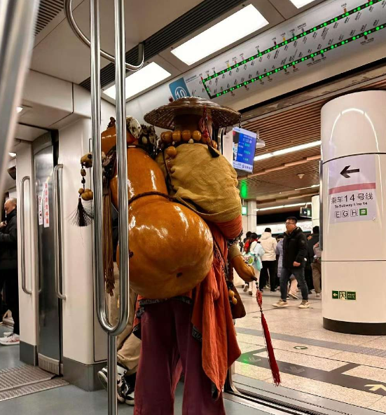 地铁上的大侠