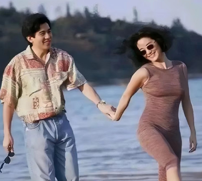 80年代，林青霞与秦汉热恋期在海边拍下的珍贵合照。镜头下，林青霞身着一袭贴身裙，