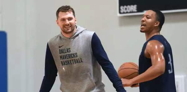 今天前NBA全明星球员，现任独行侠管理层的迈克尔-芬利接受媒体采访，谈到了他所见