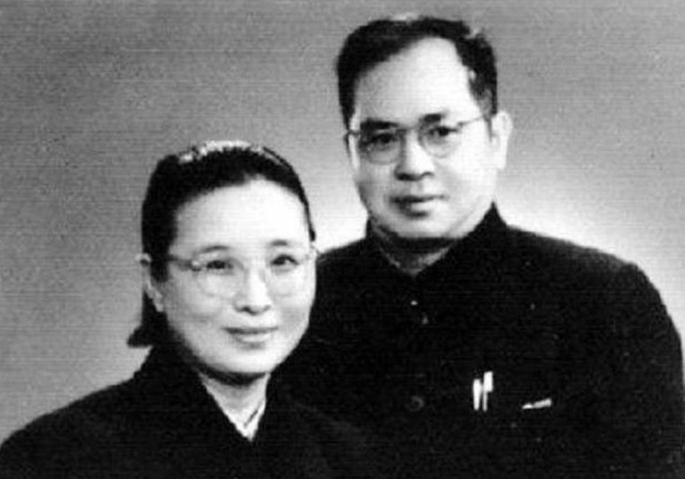 1969年10月，明史专家吴晗被迫害致死，其骨灰至今下落不明。他的妻子袁震于19