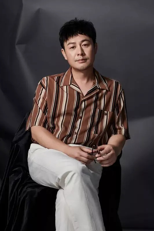 我直言：演员张颂文真是太老实了！他被别有用心的人手捏把掐的，竟然不做任何回应，选