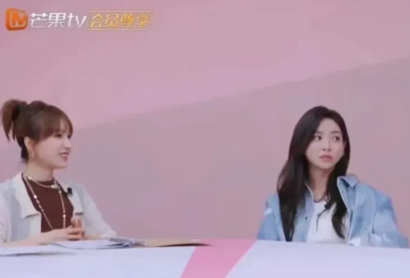 柳岩的妈妈真的很让人窒息。

被问到是否介意女儿找比自己小的男生时，柳岩妈妈说：