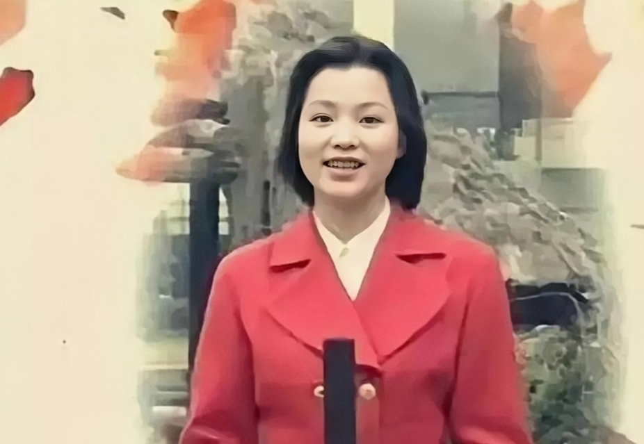 董卿年轻时在电视台的工作照。镜头下的她留着短发，身穿红色的西装，朴素纯真，年轻漂