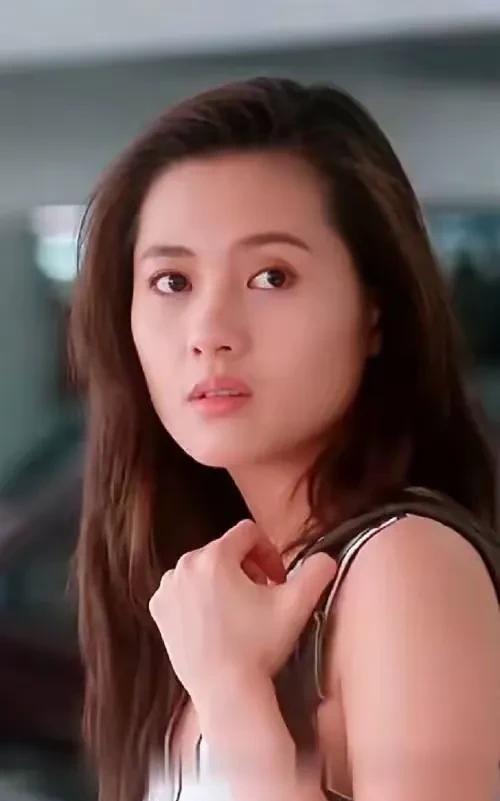 李丽珍年轻的时候和现在的对比，感觉只是放大一号而已，没有发现明显的衰老。
李丽