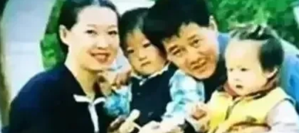 赵本山再婚后，与前妻所生的大女儿赵玉芳第一次去他家做客时，第二任老婆马丽娟始终黑