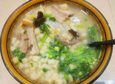 西安吃羊肉泡馍，刚坐下就过来一人，手里拿着一张几何图案的图片，

那人对我说：现