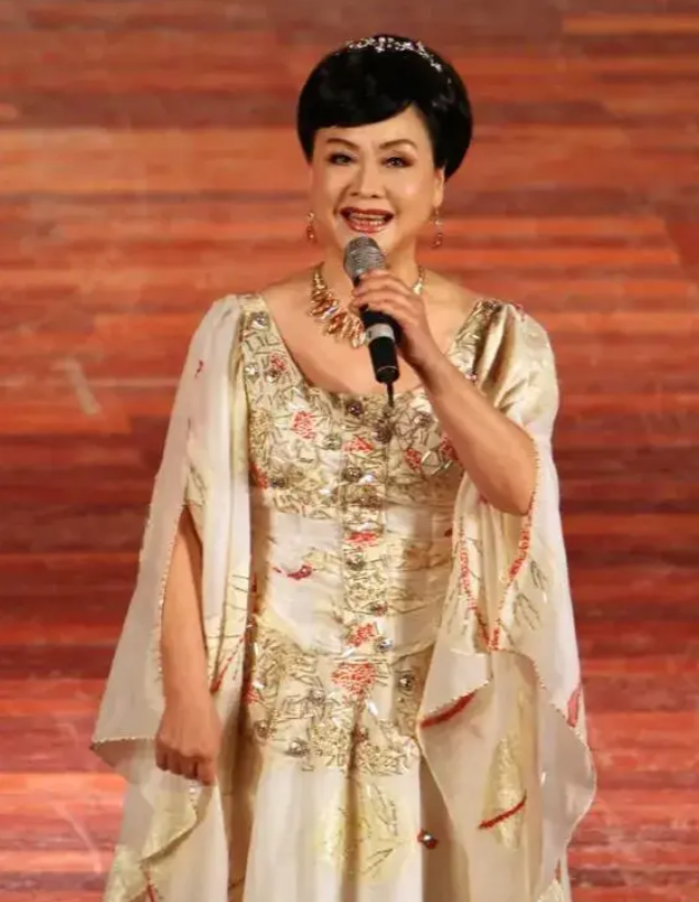 80岁李谷一罕见露脸!人已瘦到脱相,国庆假期与付笛声、任静相聚(李谷 一多大年纪2023)-第4张图片-九妖电影 80岁李谷一罕见露脸!人已瘦到脱相,国庆假期与付笛声、任静相聚(李谷 一多大年纪2023)-第4张图片-九妖电影