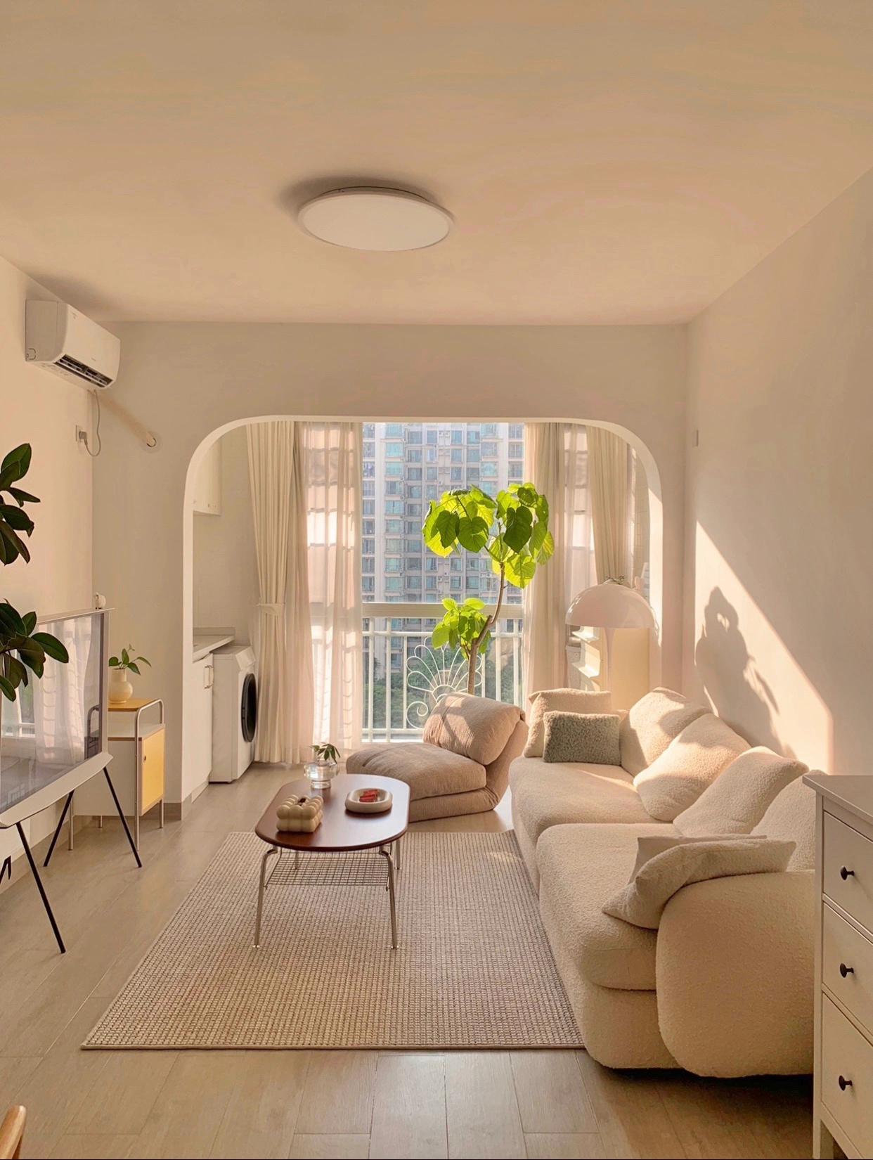 
27岁的时候买的这套小房子🏠
建筑面积72 套内60的两室一厅小户型
自己买