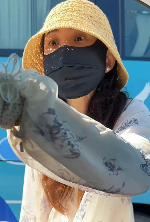 千呼万唤始出来。真相大白！

这个男子也该揍，人家都倒车准备变道了，你还紧逼着，
