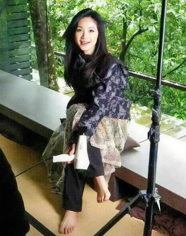 方季惟
身高173cm，女演员、歌手。气质甜美、身材高挑、外型清秀、歌声温柔而不