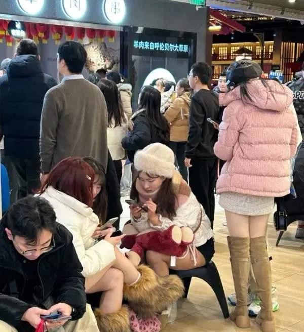 韩国人扎堆上海，我发现了3个有意思的现象：
1、韩国人平时喜欢把咖啡当水喝，来了