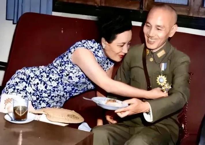 1943年，宋美龄撒娇似的依偎在蒋校长身上，欣赏他刚刚获得的勋章。此时，她化着淡