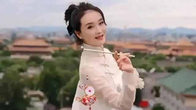 51岁王艳豪宅庆生，尽显少女风