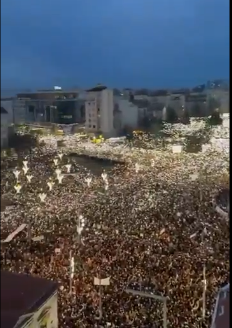 贝尔格莱德，大量塞尔维亚人举行集会，人们不喜欢武契奇的政策！
