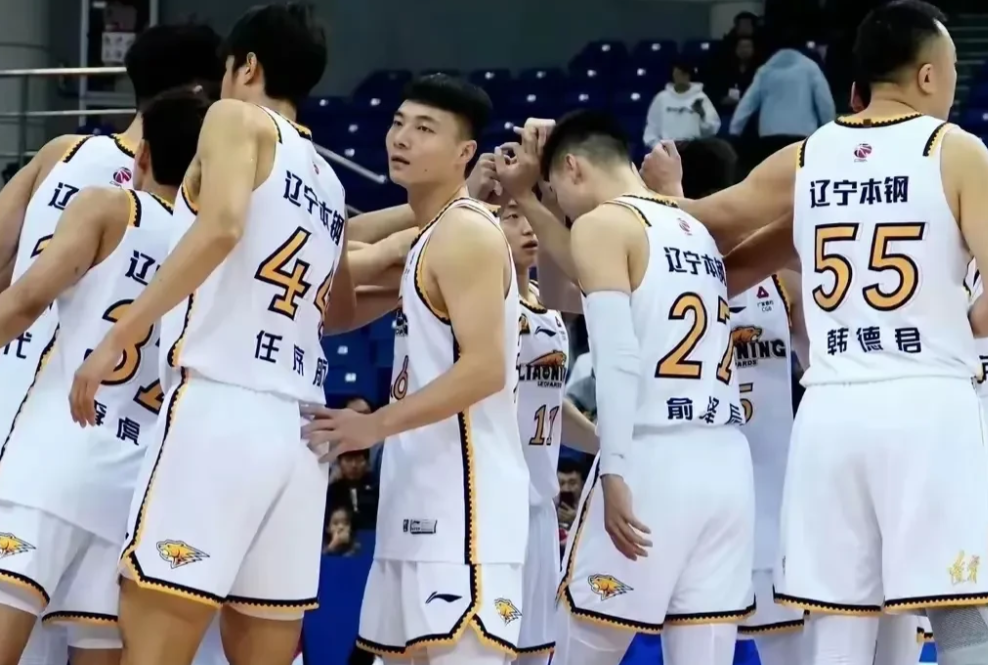 CBA从目前来看，往后比赛，越来越可能掉队的前三强队是

一，辽宁队
内线年龄偏