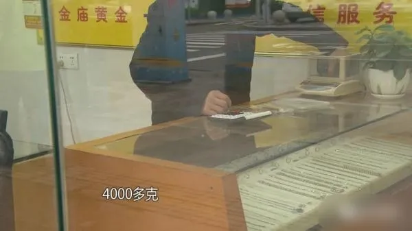 上海金山，一家金店惊现神秘豪客，头戴帽子脸戴口罩，一进门就扬言买下所有金条，最终