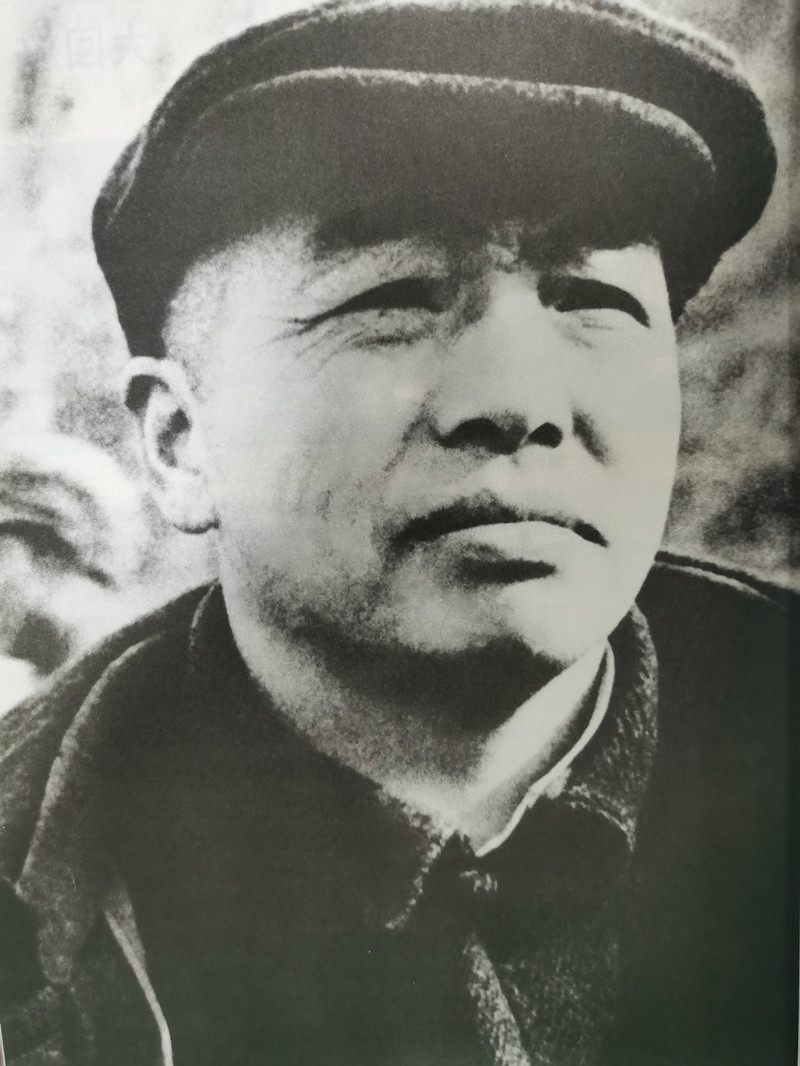 1965年，谷牧到成都开会，研究三线建设工作。他正在台上讲话，突然发现彭老总也坐