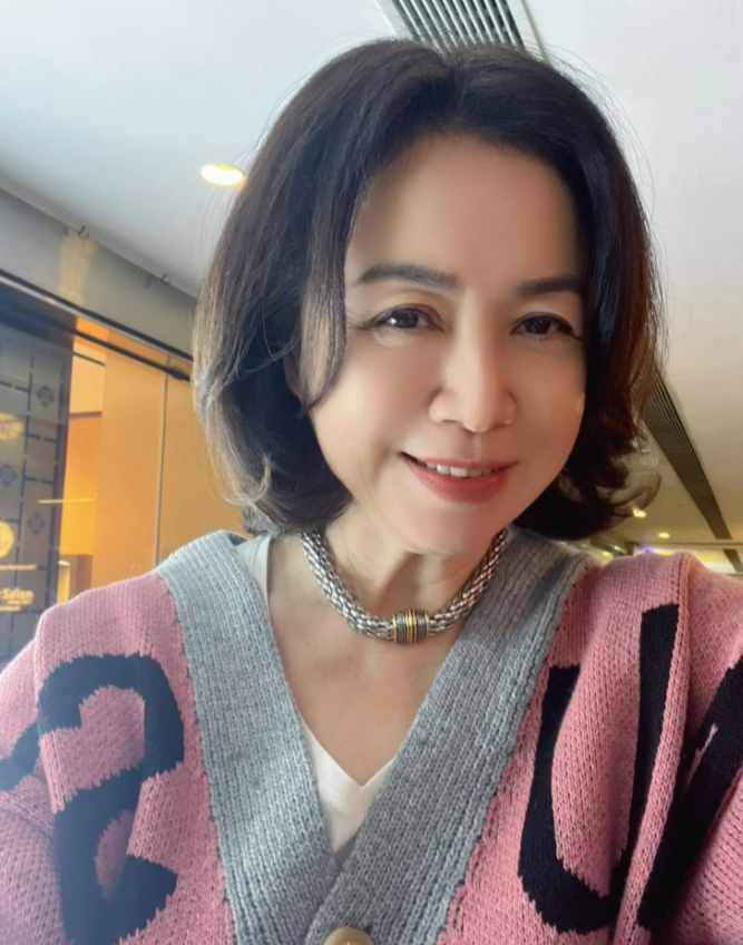 她曾经是1984年香港小姐选美比赛季军，也参与不少香港电影，可惜演艺事业发展平平