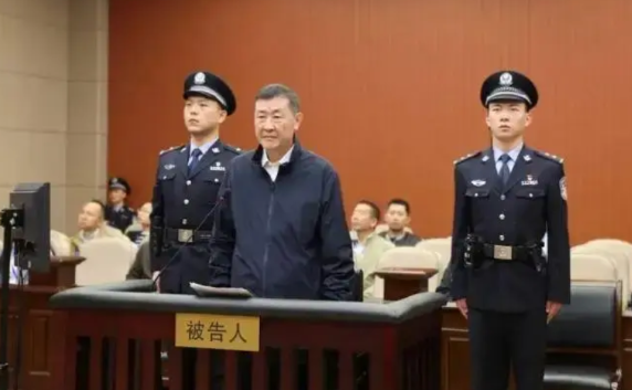 李文喜，1950年3月诞生于辽宁省本溪县偏岭镇的一个满族农村家庭，自幼家境贫寒，