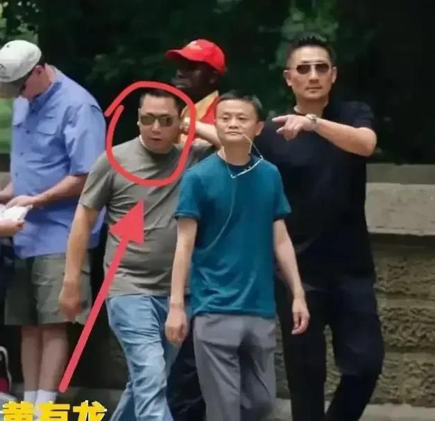 赵薇前夫黄有龙是谁？一开始他是跟马云混的，算是马云的一个跟班吧！当年马云穿着布鞋