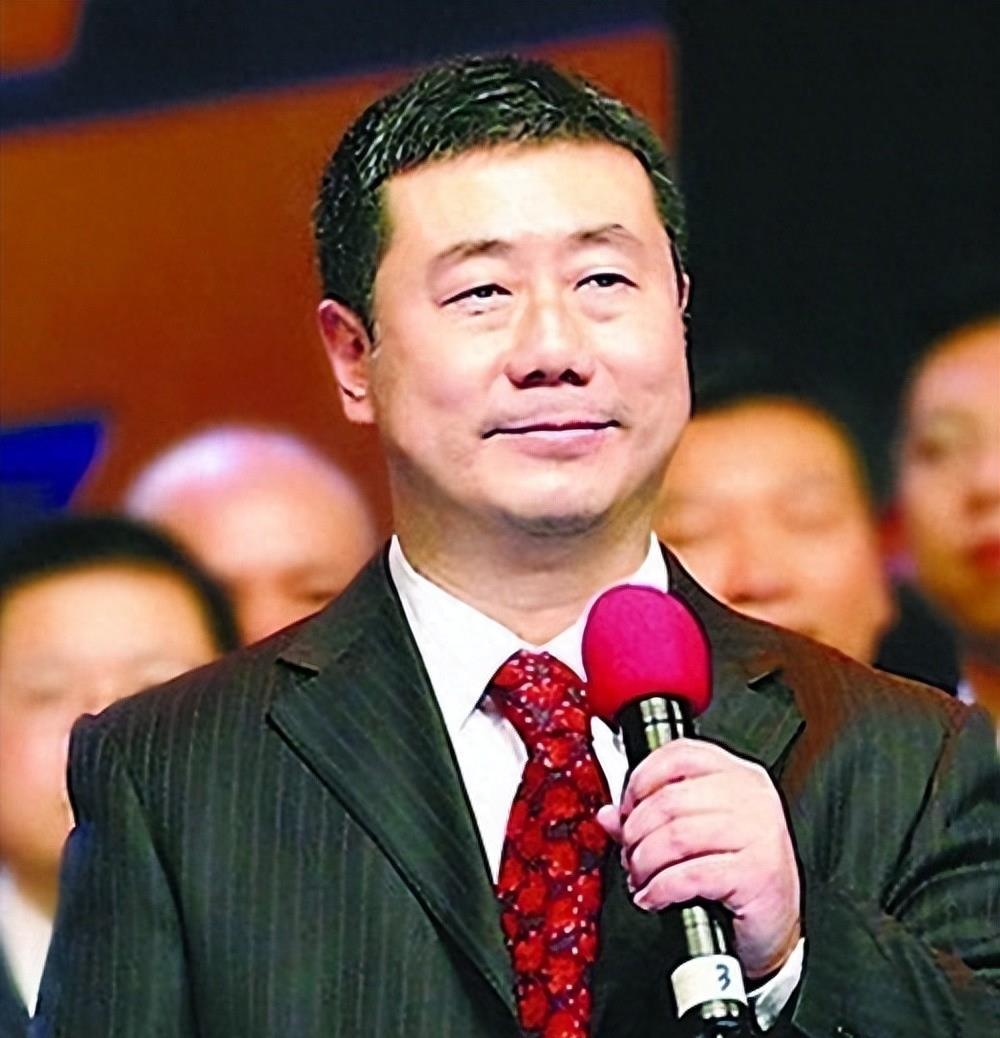 2011年，主持人方宏进的女儿爆料：“父亲与女子开房，被母亲当场抓住。为了还债，