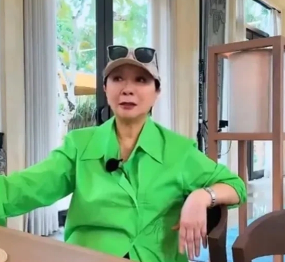 蔡明关心的问倪萍：“你以前胖，是生病时期吃药吃的吗？”

倪萍摇头说道：“不是，