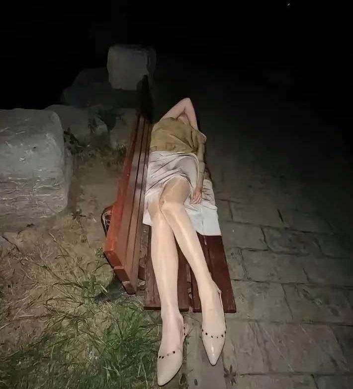 昨晚吃完夜宵往家走，路过公园的时候，在路边的长椅上看到一位小姐姐，也不清楚是怎么
