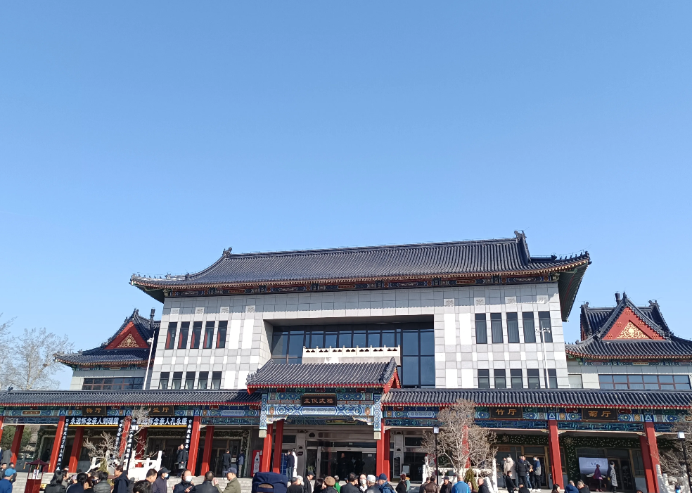 昨天，在北京八宝山殡仪馆送行一个好友，太年轻了，令人痛心啊！
     孩子初中