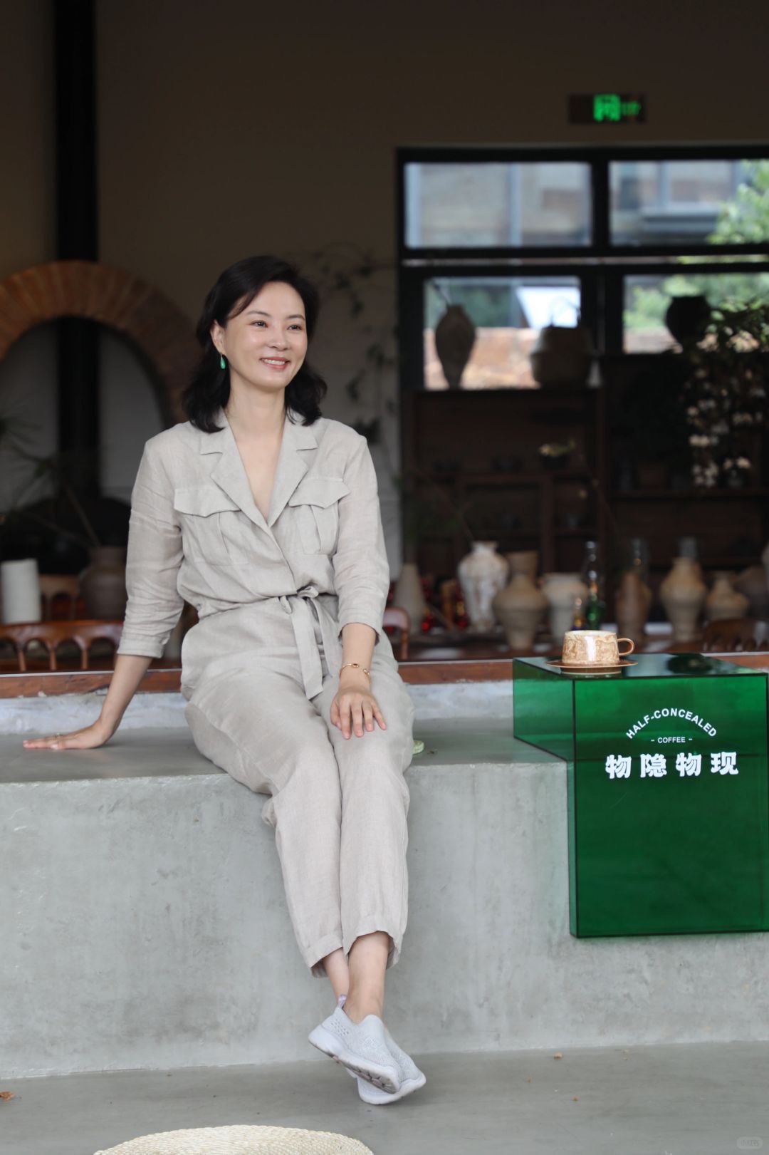 谁要是把她认出来，绝对是高手！
有人说她是央视第一美女，才华横溢，美到极致。
她