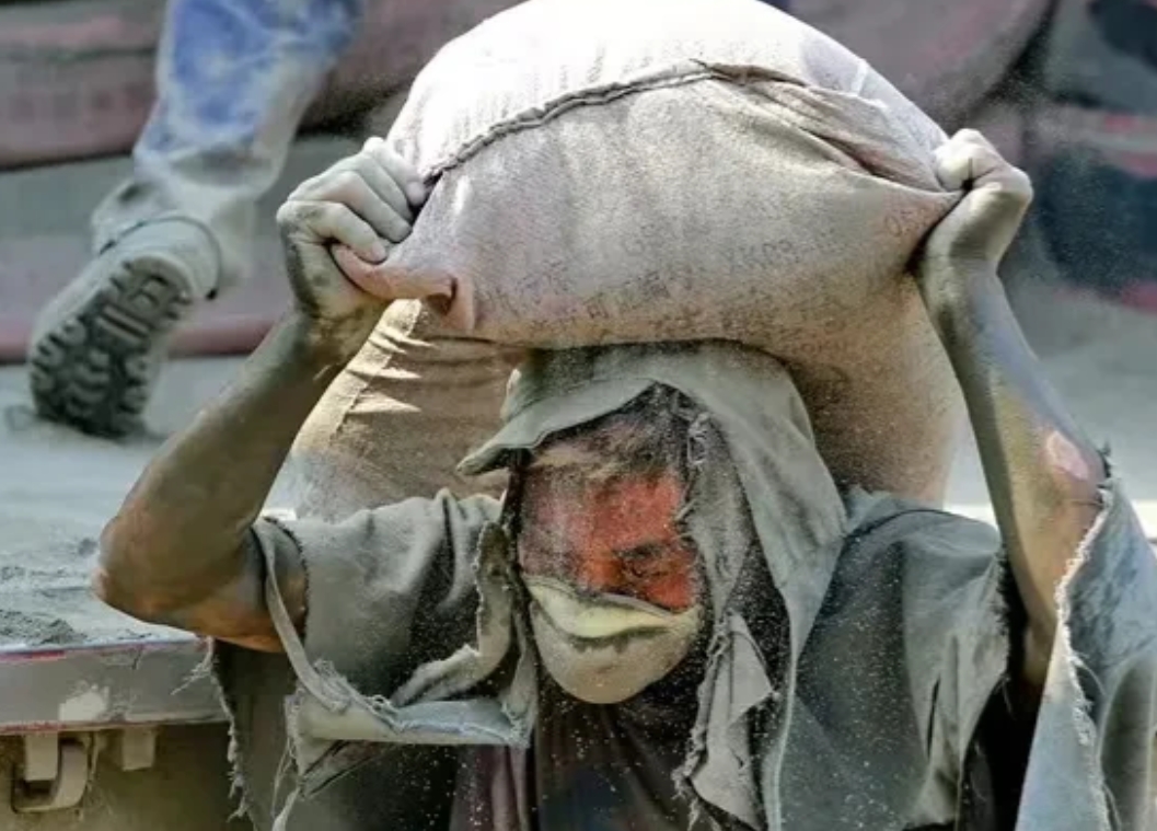 浙江金华，一男子以858元与雇主谈好工钱。不曾想，完工后，雇主不讲武德，以各种理