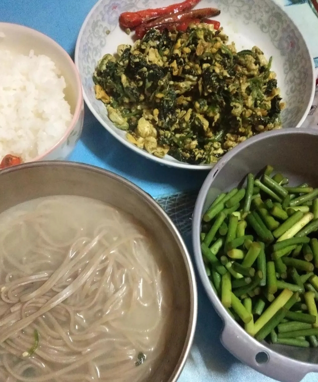 心累！
找了个外地人，就吃不了一个锅里的饭，一年四季他米饭，我面条，刚认识时还好