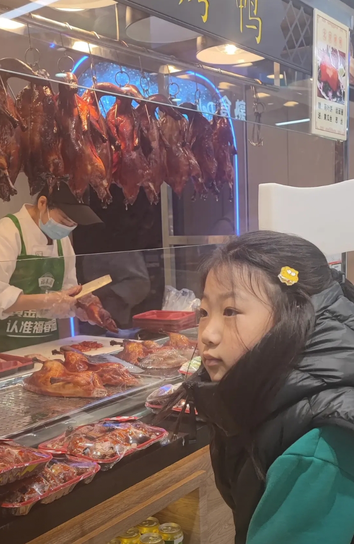 奇怪的很，我孙子每隔一段时间就不想上学了，各种借口。
但我从来不逼她，看厌学很严