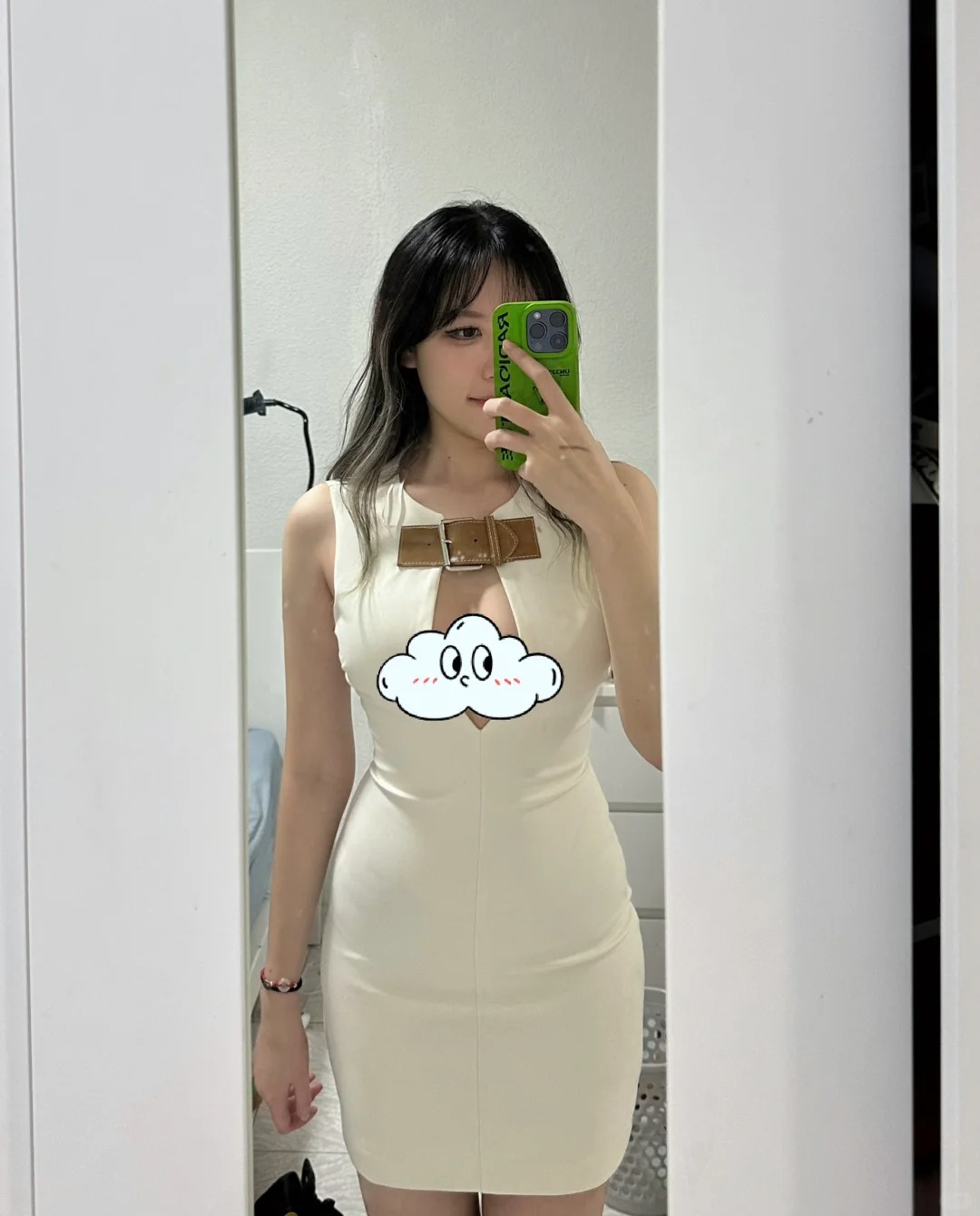 Zara镂空连衣裙有点东西 俩不正老师同款
传说中的长辈云集裙哈哈哈哈哈 真的有