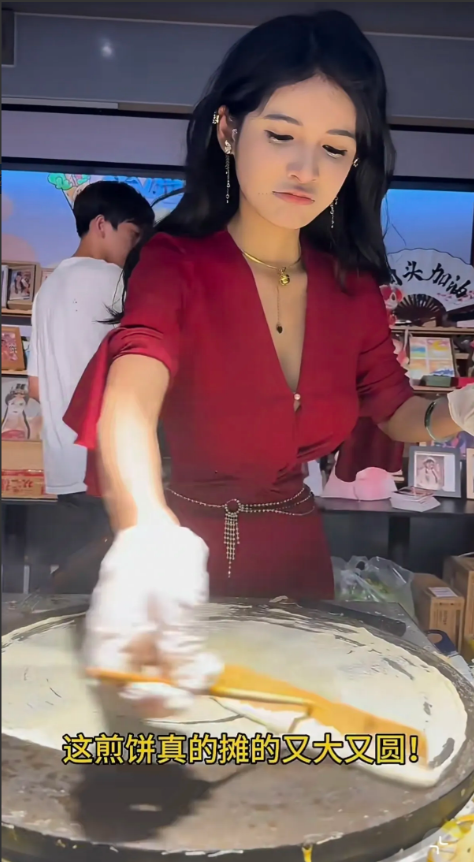 这煎饼摊天天排队，不知道有啥好吃的？