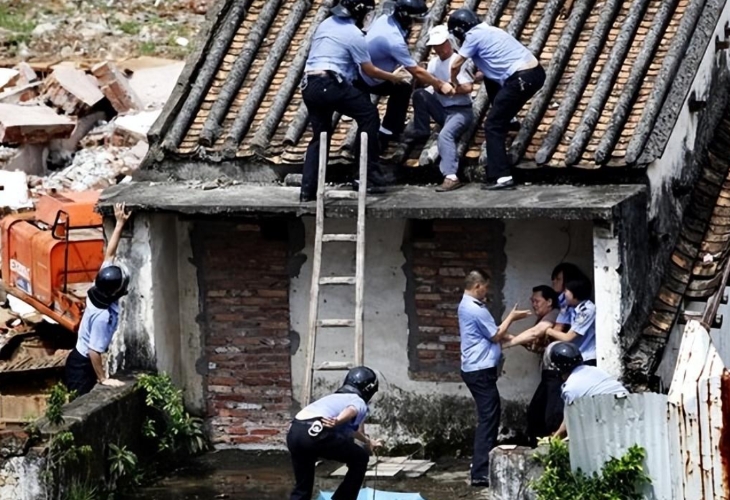 “权力的任性？”河南安阳，男子家的房屋被认定为违法建筑，城管前来强制拆除时，男子