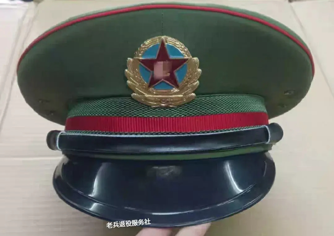 当年哈密流传一个军营笑话，让人捧腹，说是一个空军新兵蛋子外出去看望附近陆军部队里
