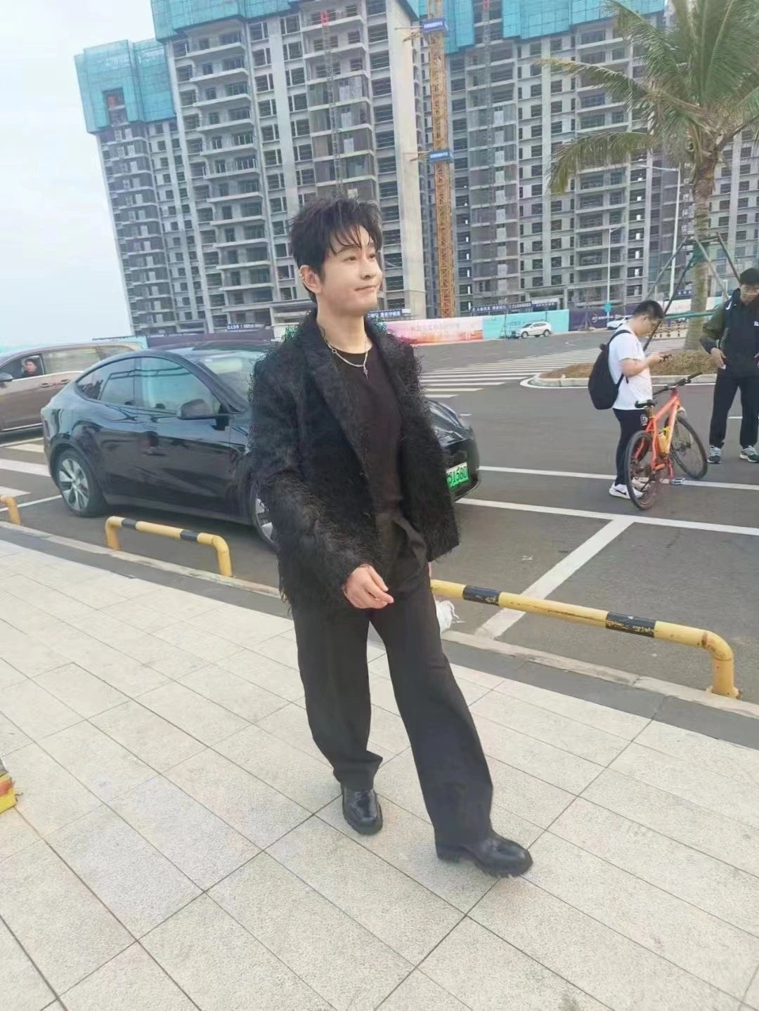 天啊，黄晓明这是怎么了？怎么残成这样了？
跟之前比起来，感觉完全变了个人似的，看